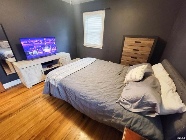 221 HICKORY Street, Flora, IL 62839