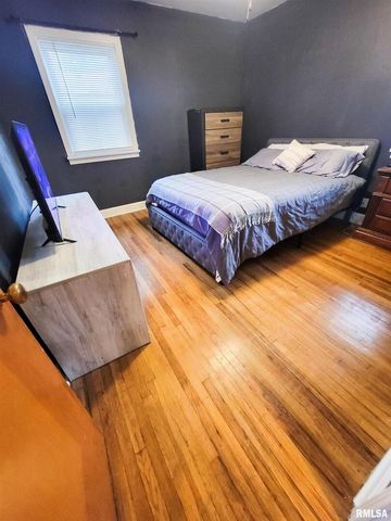 221 HICKORY Street, Flora, IL 62839