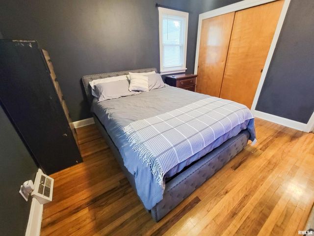 221 HICKORY Street, Flora, IL 62839