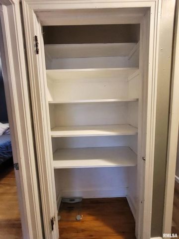 221 HICKORY Street, Flora, IL 62839