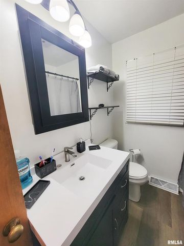 221 HICKORY Street, Flora, IL 62839