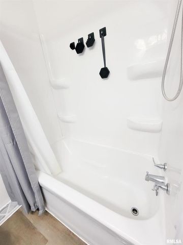 221 HICKORY Street, Flora, IL 62839