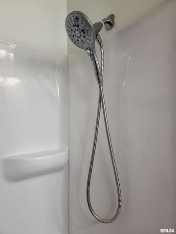 221 HICKORY Street, Flora, IL 62839