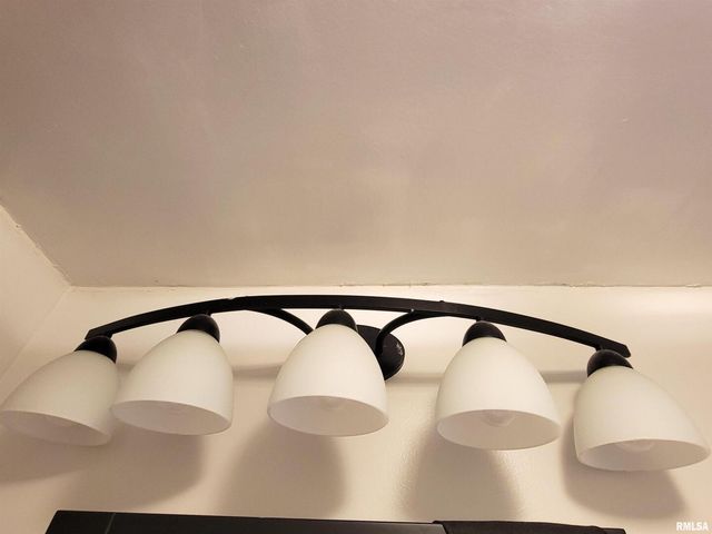 221 HICKORY Street, Flora, IL 62839