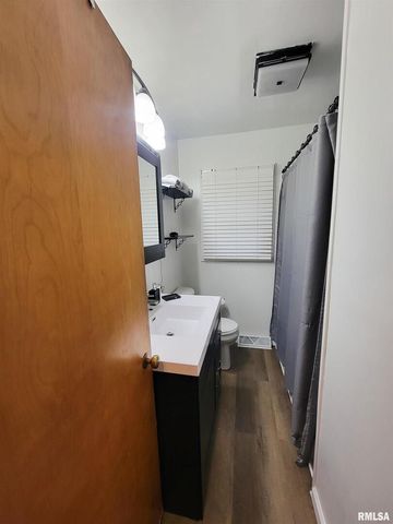 221 HICKORY Street, Flora, IL 62839