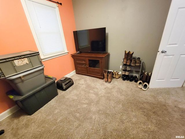 221 HICKORY Street, Flora, IL 62839