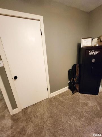 221 HICKORY Street, Flora, IL 62839