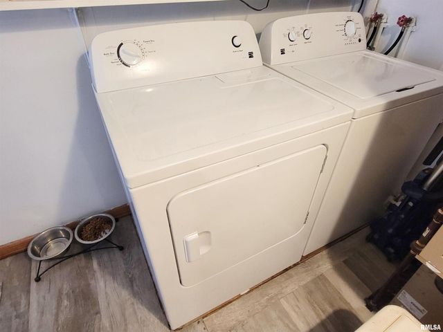 221 HICKORY Street, Flora, IL 62839