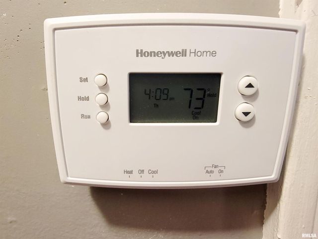 221 HICKORY Street, Flora, IL 62839