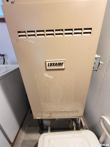 221 HICKORY Street, Flora, IL 62839