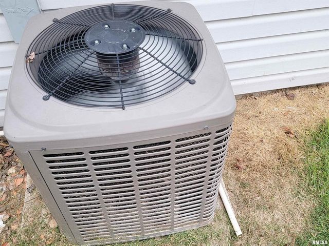 221 HICKORY Street, Flora, IL 62839