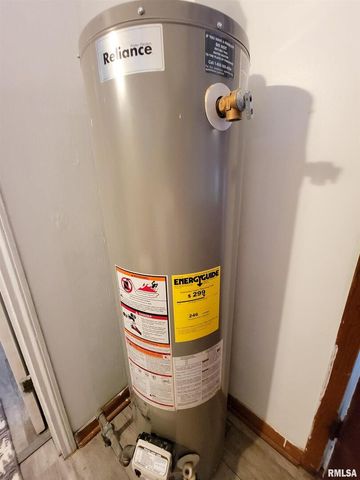 221 HICKORY Street, Flora, IL 62839