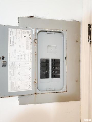 221 HICKORY Street, Flora, IL 62839