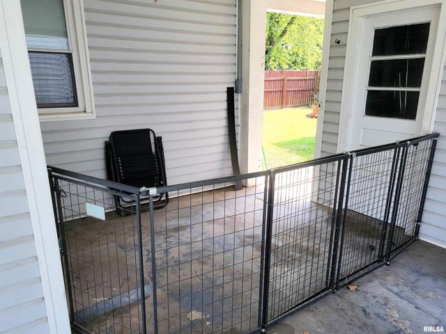 221 HICKORY Street, Flora, IL 62839