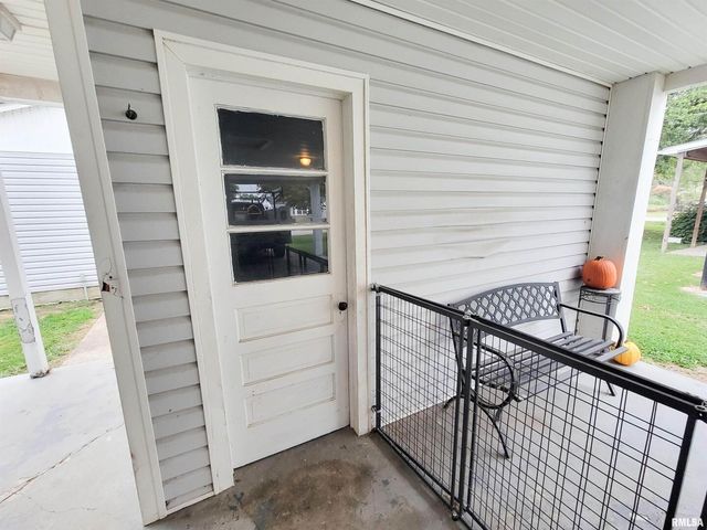 221 HICKORY Street, Flora, IL 62839