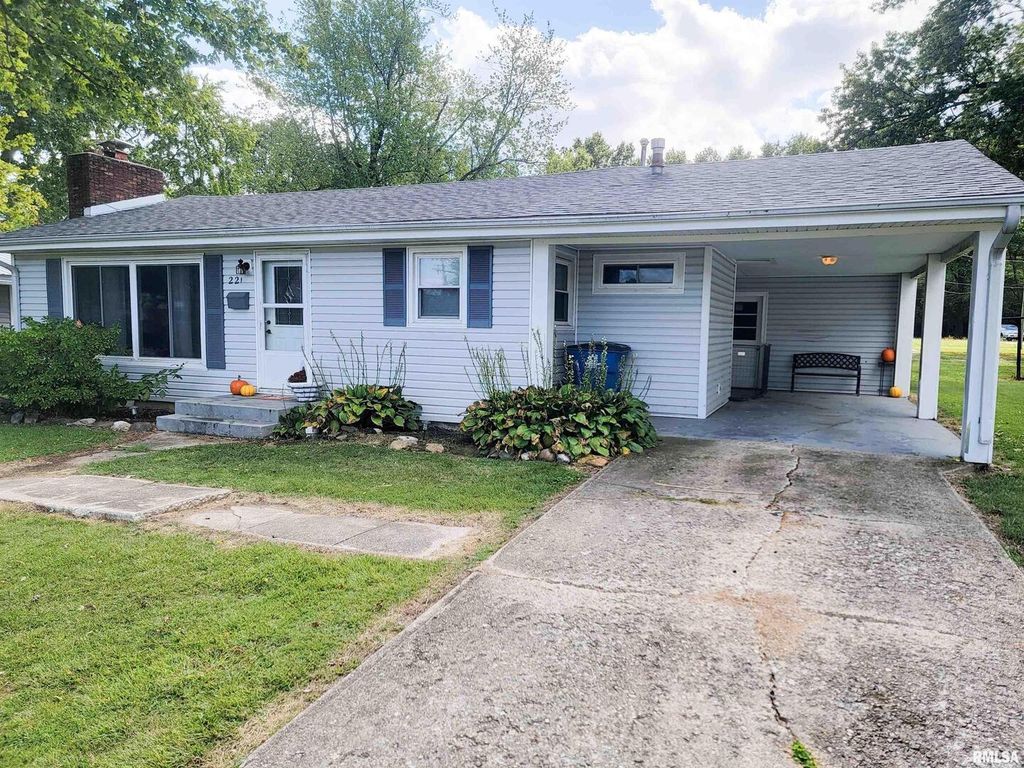 221 HICKORY Street, Flora, IL 62839