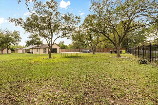 1022 Brooks Avenue, Rosenberg, TX 77471