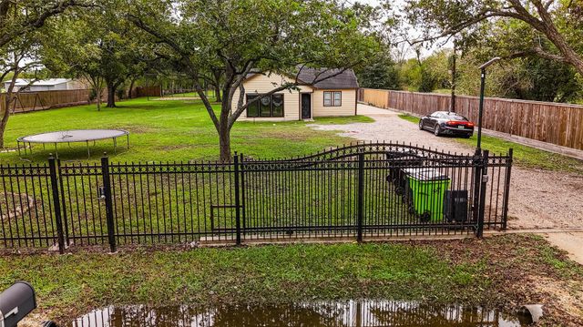 1022 Brooks Avenue, Rosenberg, TX 77471