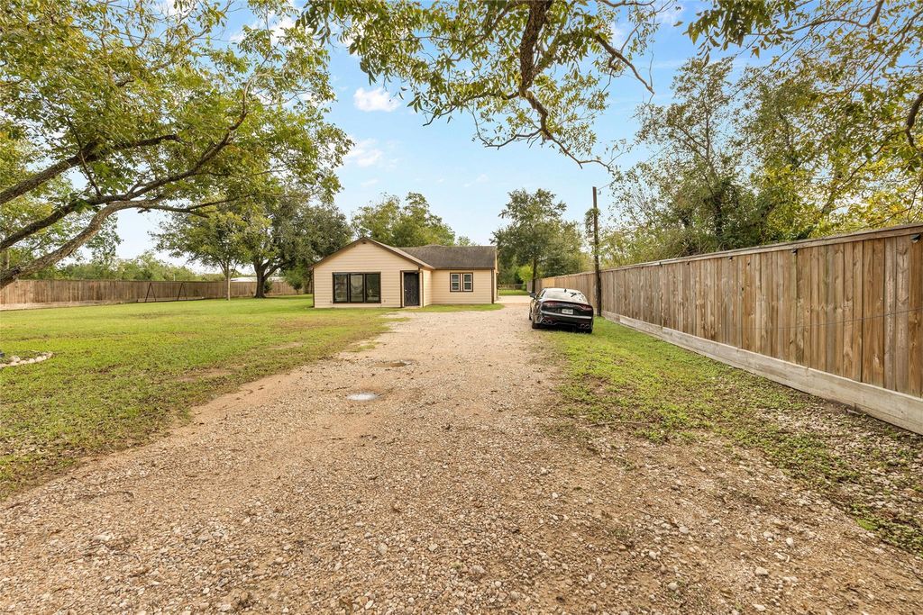 1022 Brooks Avenue, Rosenberg, TX 77471
