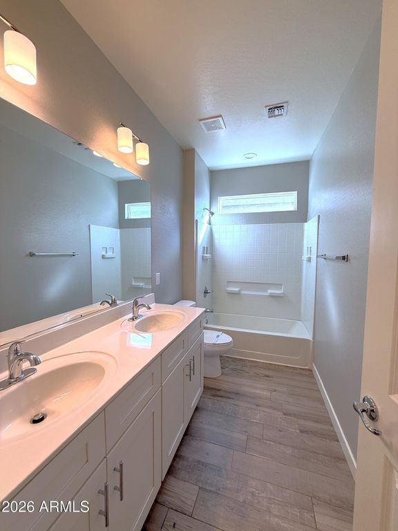 Image 6 of property listing at 7331 S 23RD Drive, Phoenix, AZ 85041