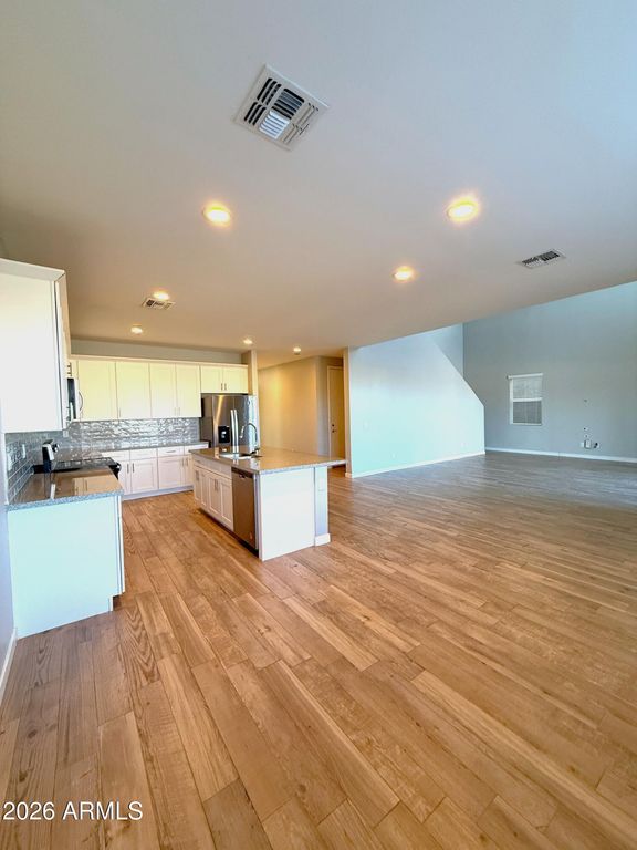 Image 8 of property listing at 7331 S 23RD Drive, Phoenix, AZ 85041