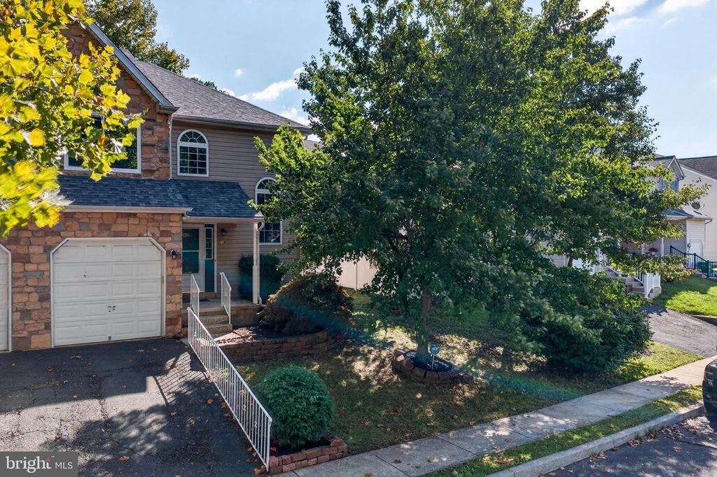 210 SHIRLEY LN, PENNSBURG, PA 18073 — exterior