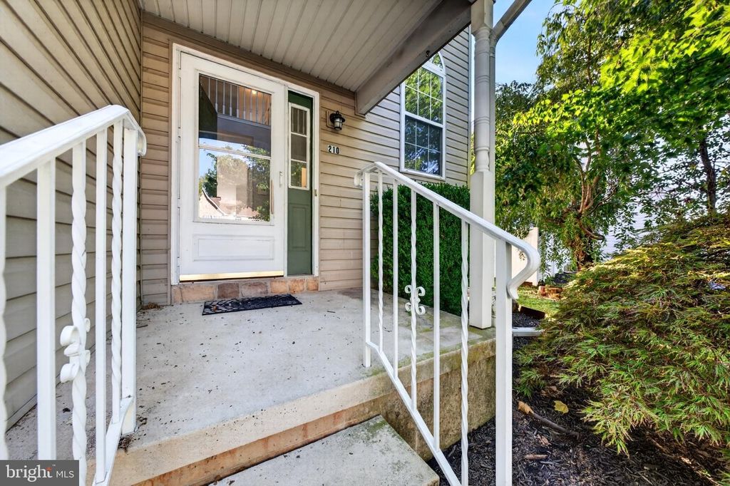 210 SHIRLEY LN, PENNSBURG, PA 18073 — photo 4