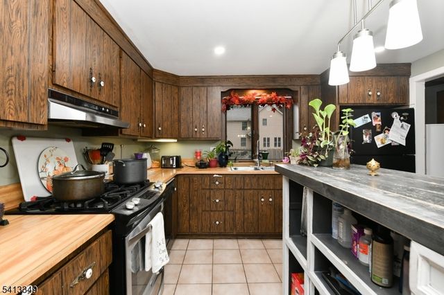 32 Grove St, Wanaque Boro, NJ 07465