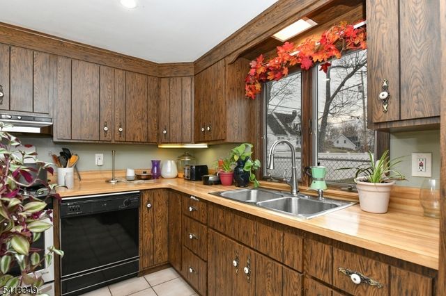 32 Grove St, Wanaque Boro, NJ 07465