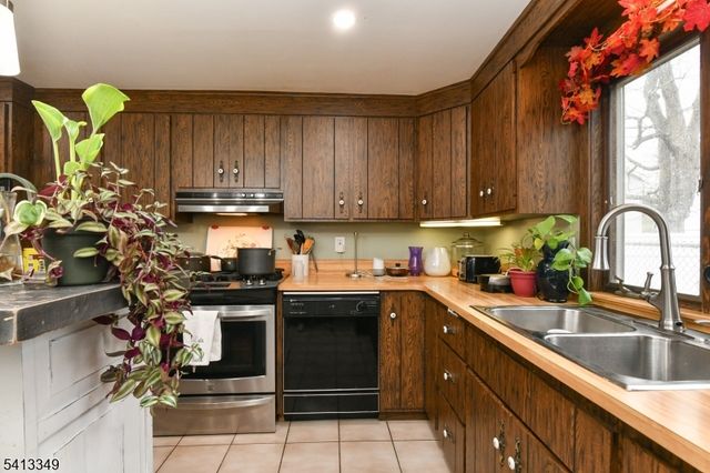 32 Grove St, Wanaque Boro, NJ 07465