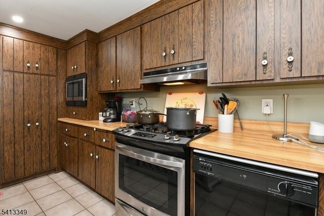 32 Grove St, Wanaque Boro, NJ 07465