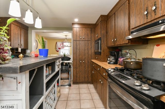 32 Grove St, Wanaque Boro, NJ 07465