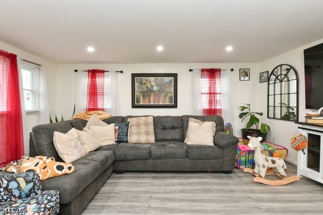 32 Grove St, Wanaque Boro, NJ 07465