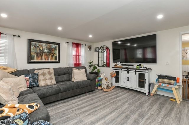 32 Grove St, Wanaque Boro, NJ 07465