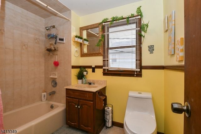 32 Grove St, Wanaque Boro, NJ 07465