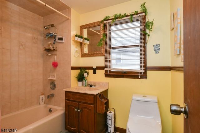 32 Grove St, Wanaque Boro, NJ 07465