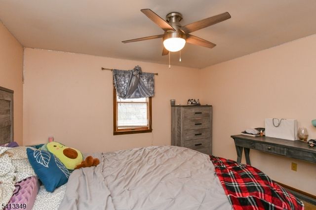 32 Grove St, Wanaque Boro, NJ 07465