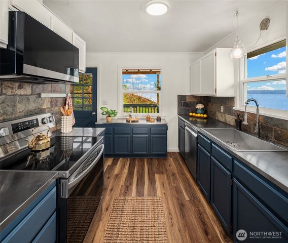 8017 SW Dilworth Road, Vashon, WA 98070