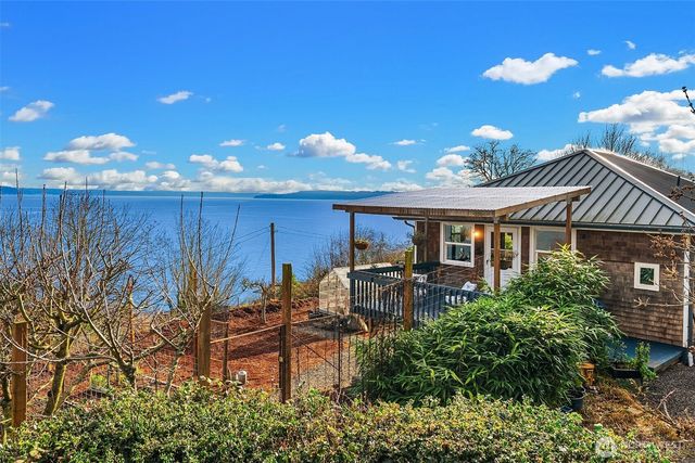 8017 SW Dilworth Road, Vashon, WA 98070