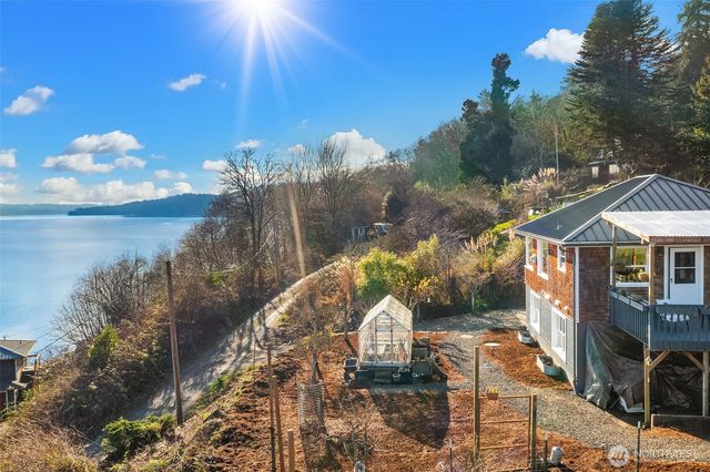 8017 SW Dilworth Road, Vashon, WA 98070