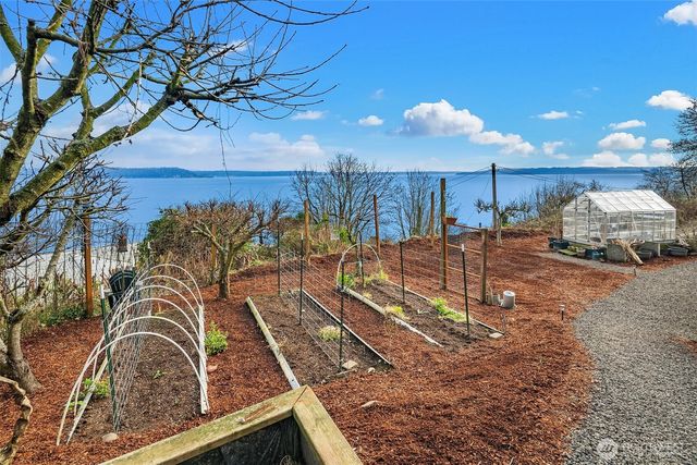8017 SW Dilworth Road, Vashon, WA 98070