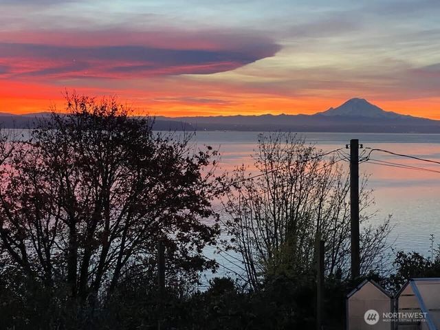 8017 SW Dilworth Road, Vashon, WA 98070