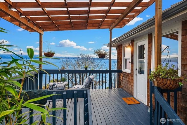 8017 SW Dilworth Road, Vashon, WA 98070