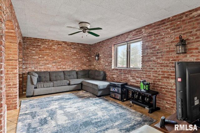 27 SKYVIEW Drive, Springfield, IL 62702