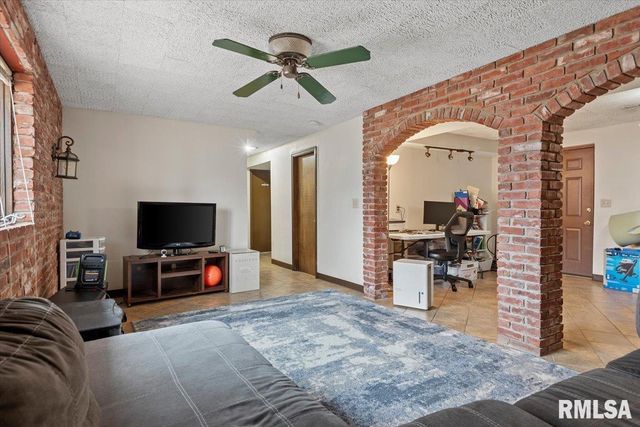 27 SKYVIEW Drive, Springfield, IL 62702