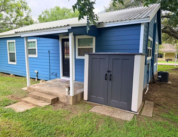 1706 Smith Street, Waller, TX 77484