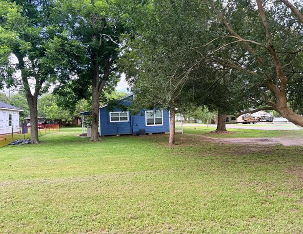 1706 Smith Street, Waller, TX 77484