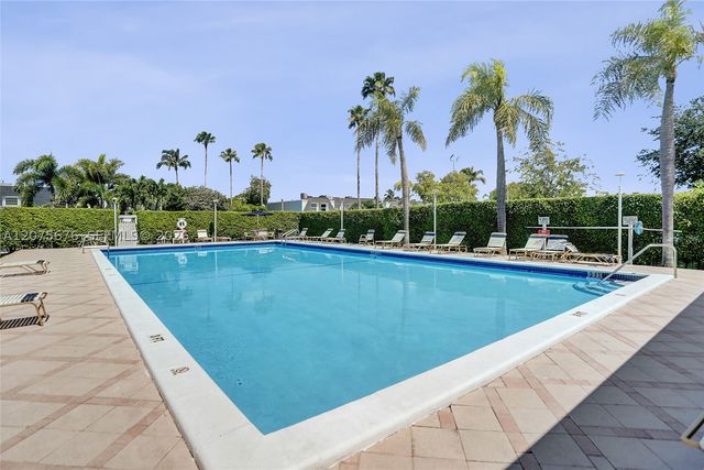 2716 NE 8th St 2716, Hallandale Beach, FL 33009