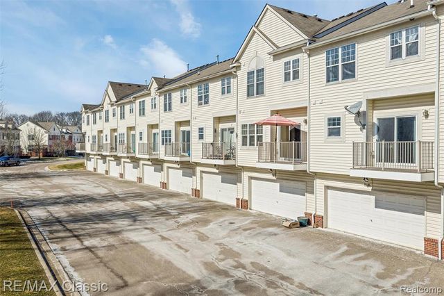 8114 Heron Hills Drive, Walled Lake, MI 48390