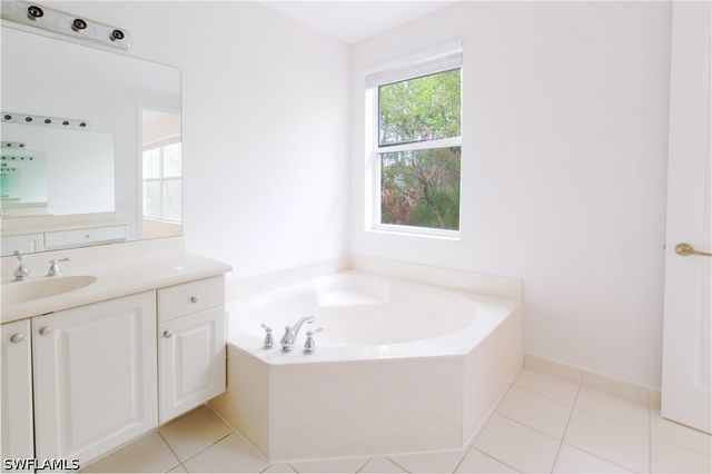 1395 Mariposa CIR 104, Naples, FL 34105